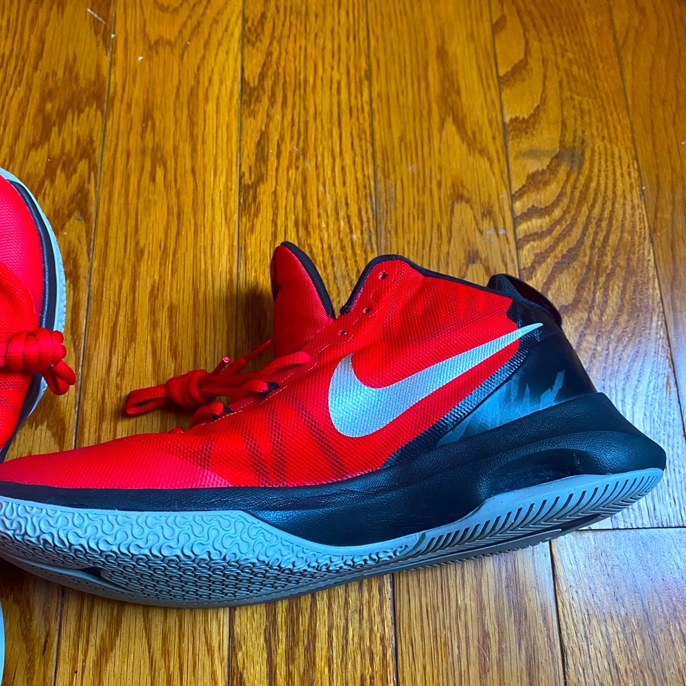 Size 9.5 Nike Sneakers !